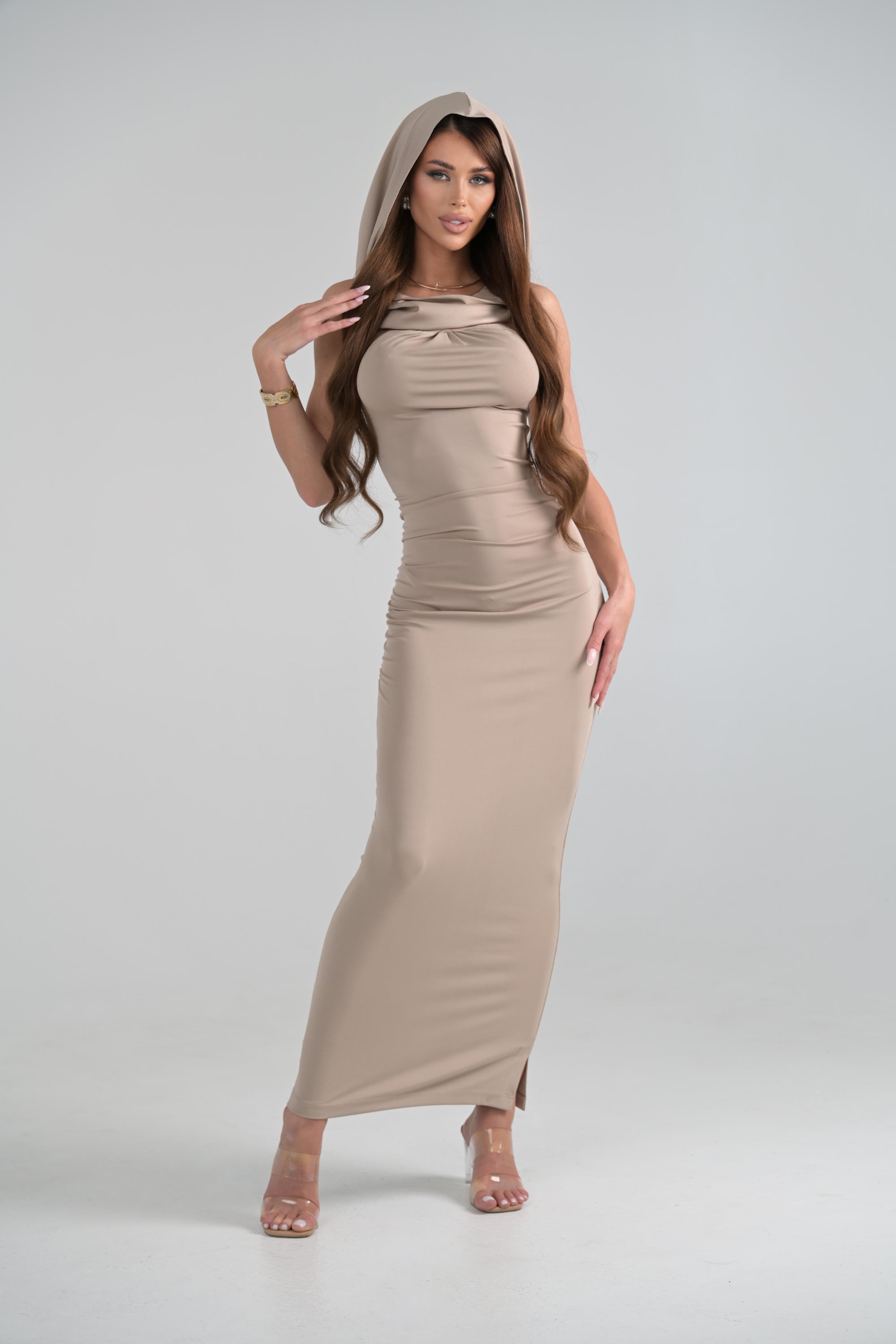 Luxusní béžové tvarovací šaty s kapucí -  Dubai Couture